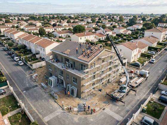 Chantier de logements où plusieurs entreprises interviennent en même temps