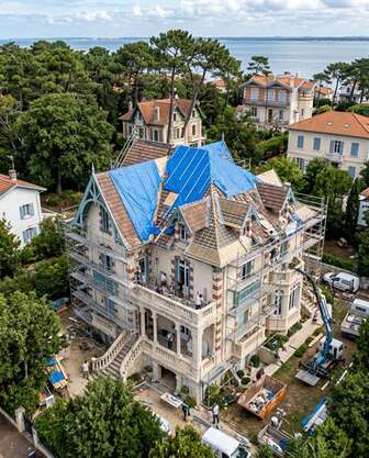 Rénovation d’une villa ancienne sous échafaudage dans un quartier résidentiel