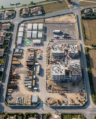 Vue aérienne d’un chantier organisé en zones de stockage, de circulation et de travail