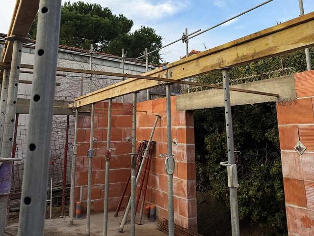Murs en briques et étaiement du plancher sur le chantier de la Villa Alegria à Arcachon