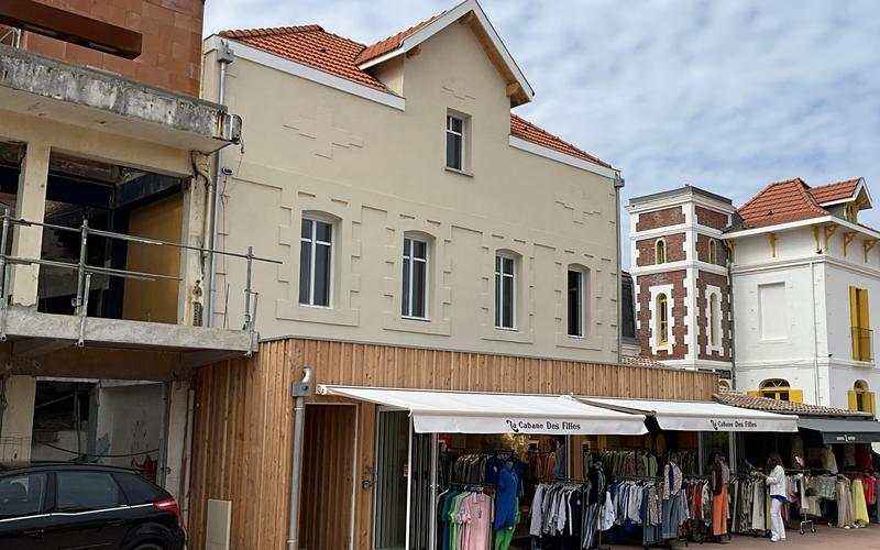Après travaux : façade rénovée et surélévation du bâtiment commerçant à Lacanau