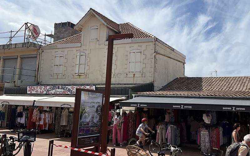 Avant travaux : le bâtiment commerçant de Lacanau