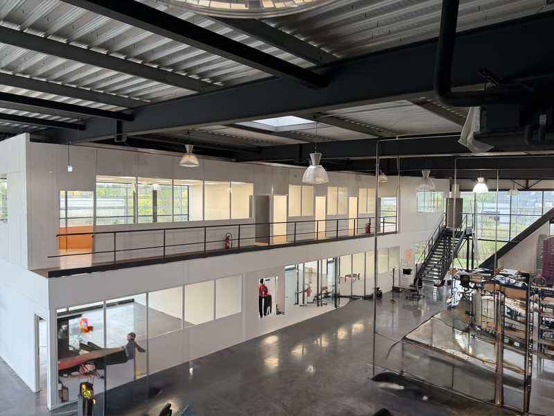 Mezzanine de bureaux d’atelier terminée chez F-TECH Atlantique à Mérignac