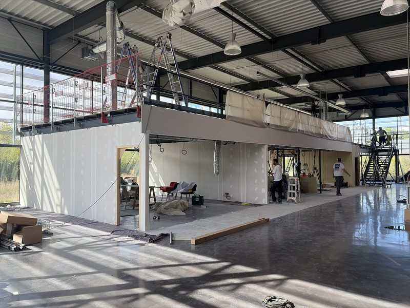 Construction d’une mezzanine en cours dans un bâtiment industriel à Mérignac