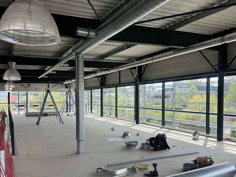 Plancher de mezzanine en cours d’aménagement à Mérignac