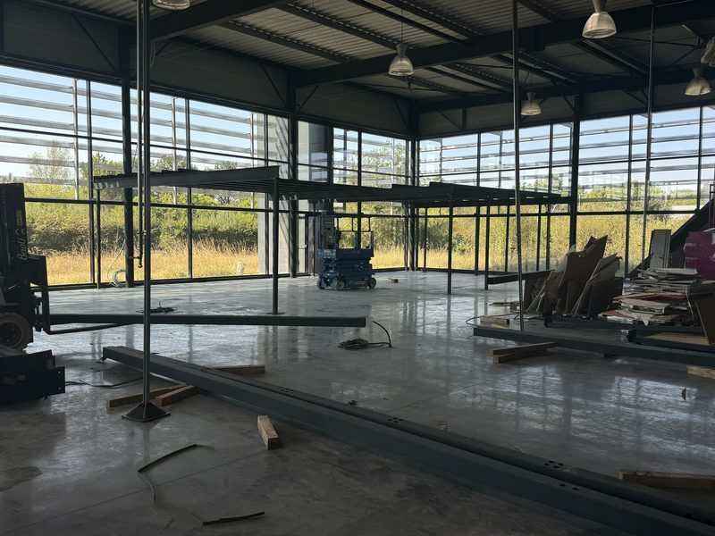 Structure métallique des mezzanines en début de chantier à Mérignac