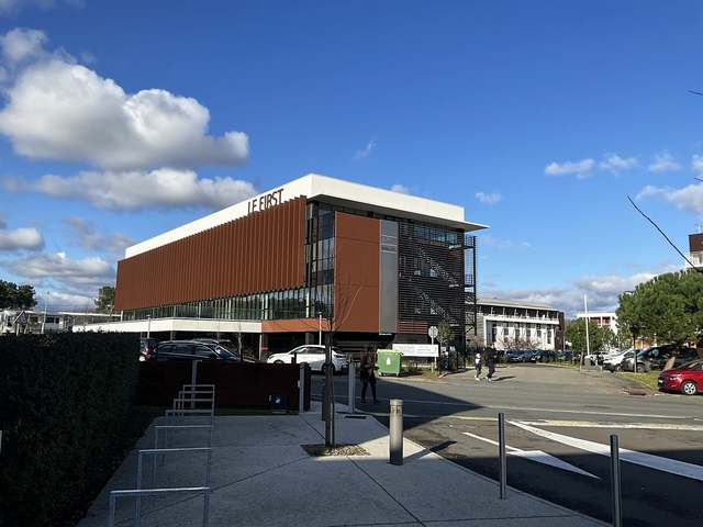 Immeuble de bureaux Le First terminé à Mérignac, façade à lames cuivrées