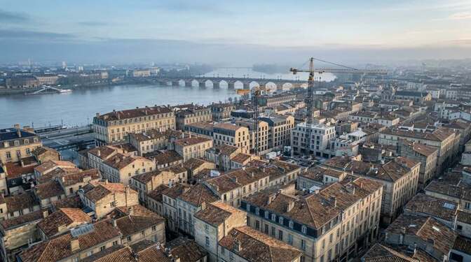 Quartier ancien de Bordeaux avec une grue de chantier au milieu des immeubles habités