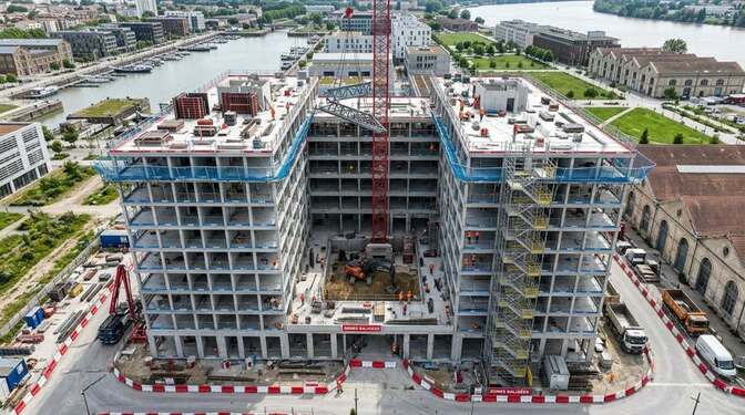 Grand chantier de bâtiment sécurisé en centre-ville